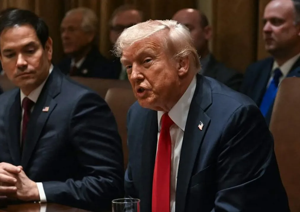 Donald Trump firmó una orden ejecutiva para imponer un arancel del 25 por ciento a las importaciones de autos.