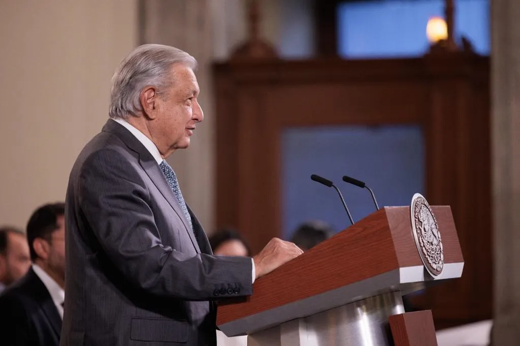AMLO sugiere que abogados de Ricardo Salinas Pliego lo engañan en el tema del pago de impuestos