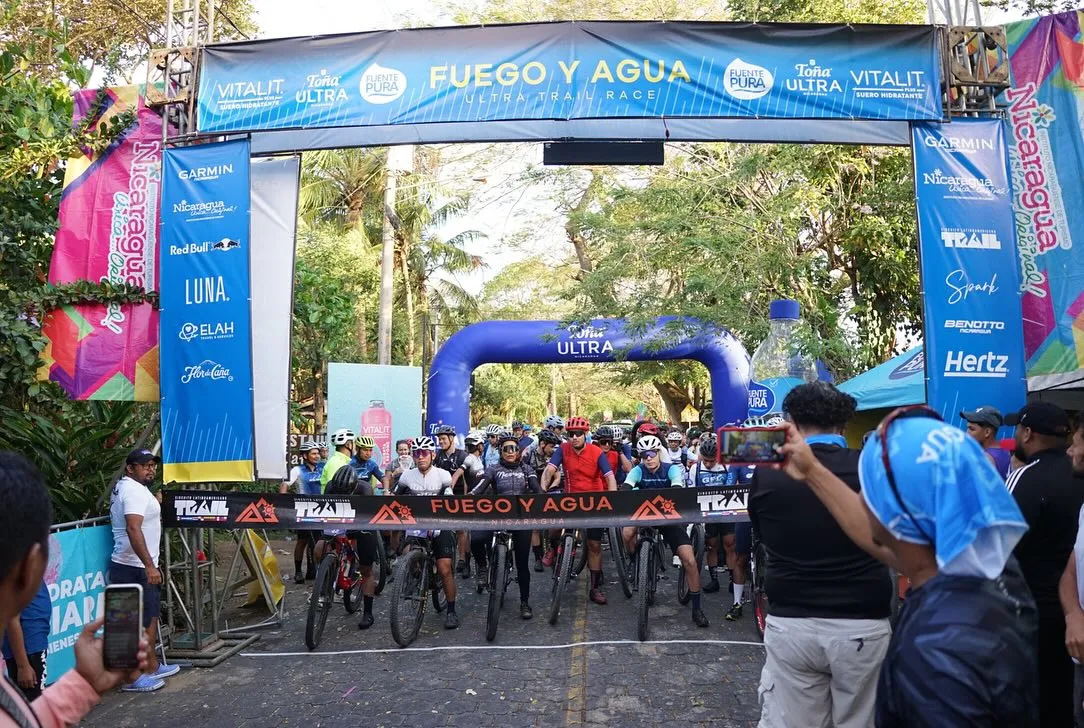 Alrededor de 300 atletas de 20 países recorrieron a pie y en bicicleta algunos senderos de los volcanes Concepción y Maderas.