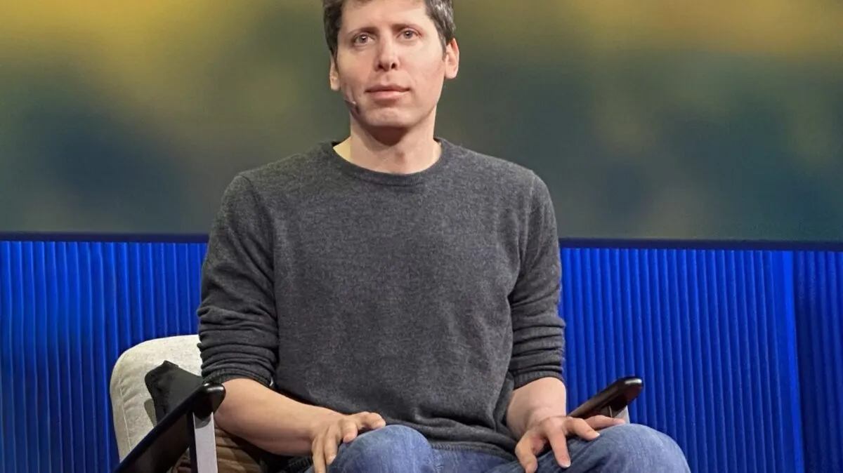 Sam Altman, director ejecutivo de OpenAI, en el escenario del TED 2025