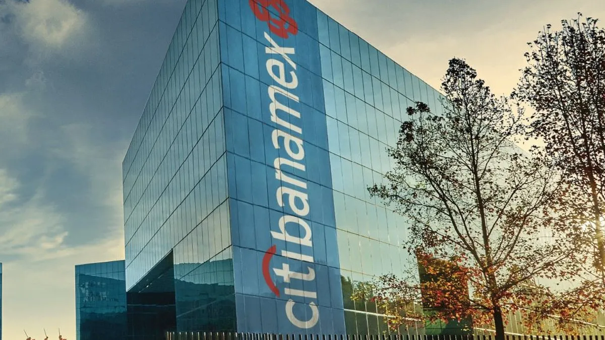 Banamex continuará operando los negocios de banca minorista como tarjetas de crédito y débito, préstamos hipotecarios y automotrices.