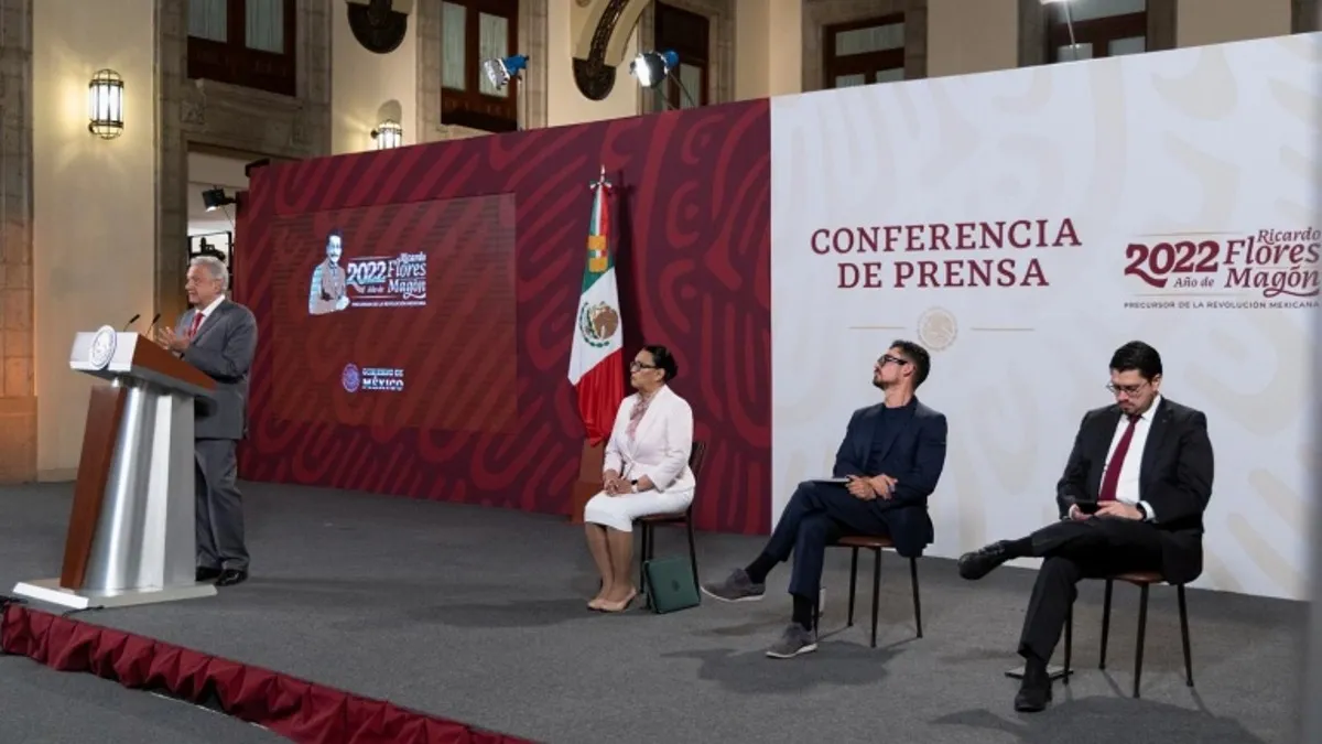 AMLO exhibe factura de 24 mdp de supuesto departamento de Loret de Mola  