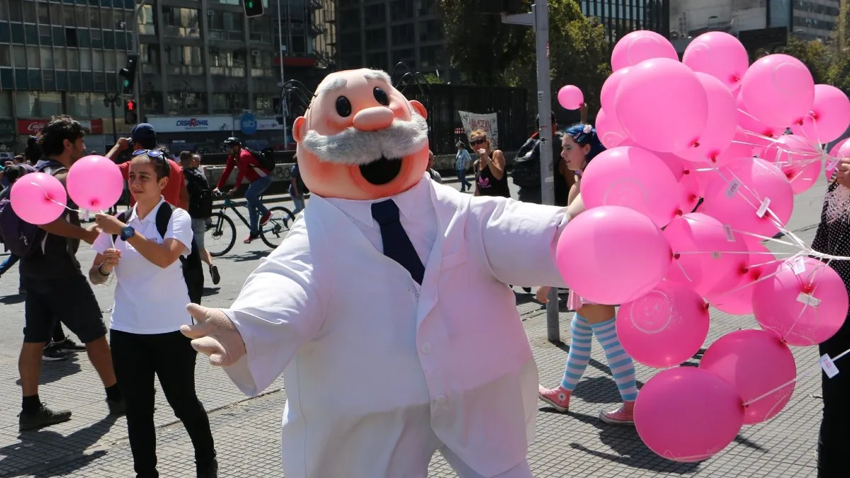 Así nació la moda de aventar peluches de Dr. Simi en los conciertos