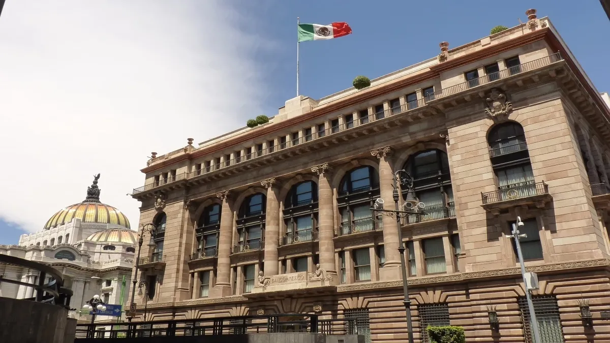Banxico consideró que ante el escalamiento de las tensiones comerciales, los riesgos globales se han acentuado.