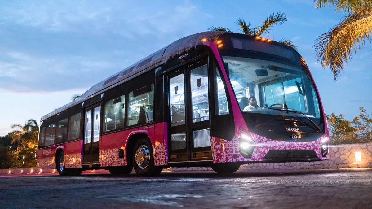 El primer autobús eléctrico armado en México operará en Destino Xcaret
