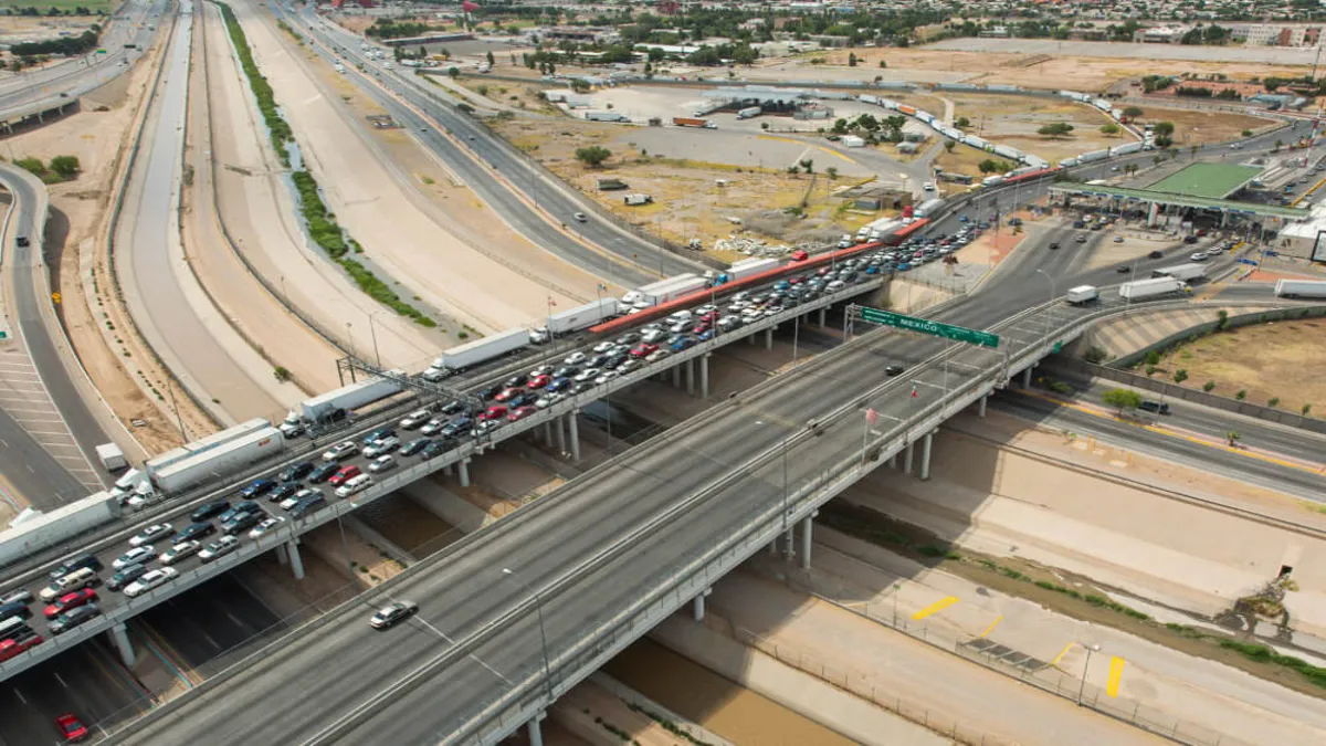 En Chihuahua tardan 4 horas para cruzar a Estados Unidos por puente fronterizo