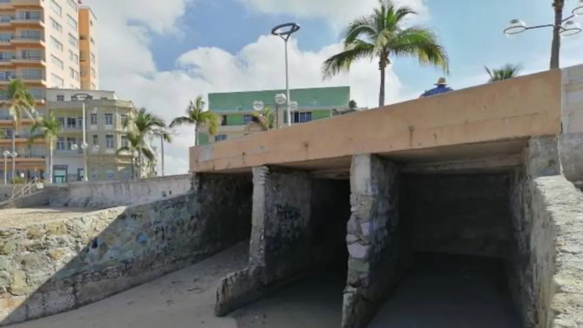 En Mazatlán, aguas negras se derraman sin control en la zona de playa de Olas Altas