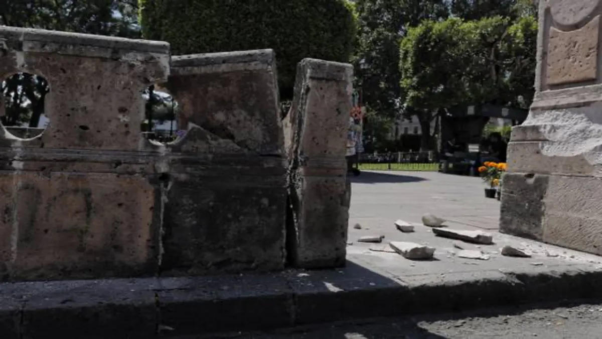 Evalúan daños tras el choque de un camión contra una banca de cantera en la Plaza de Armas de Morelia.
