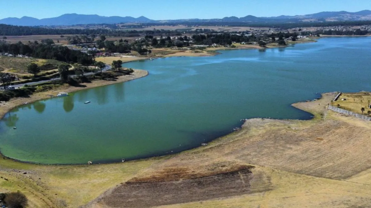 Esas personas no tienen una concesión para disponer del agua del Cutzamala, pero están en su territorio y entonces, consideró, es un problema social a resolver.