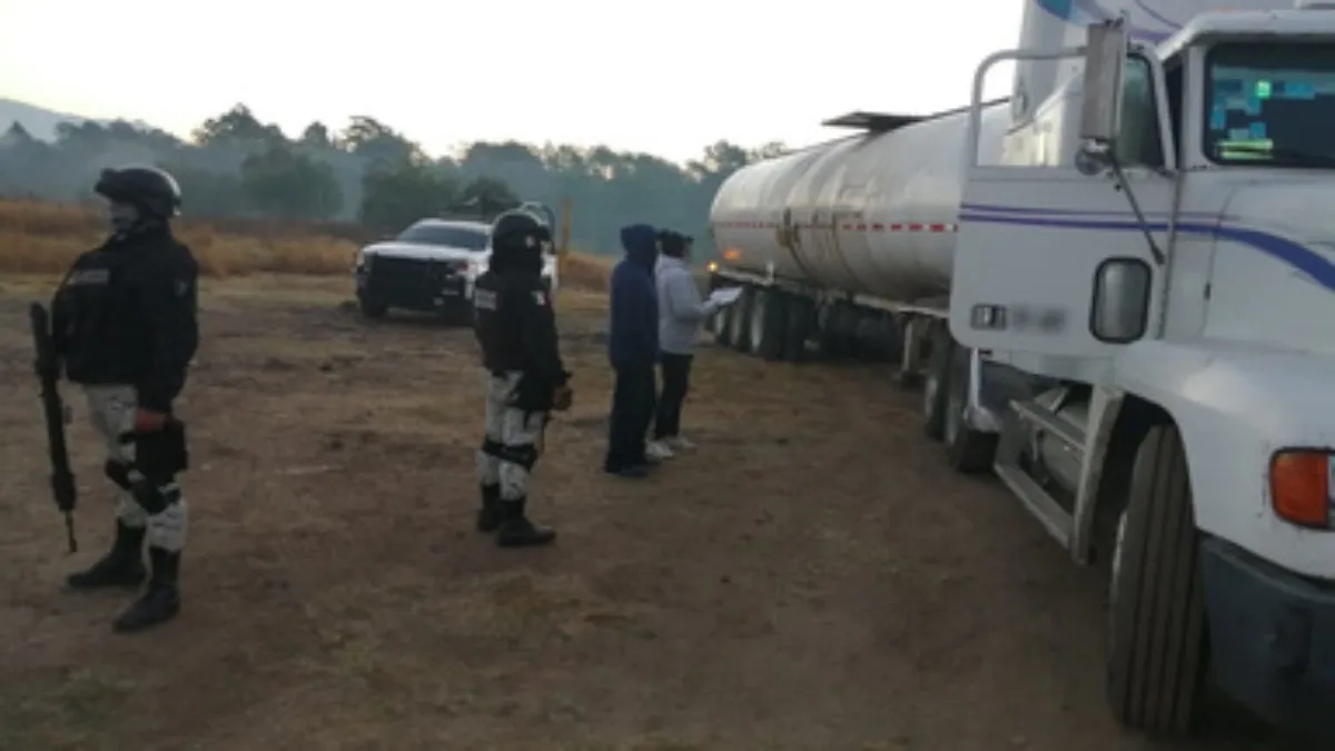 Los habitantes saben del huachicol pero no se atreven a denunciar el silencio y la posible complicidad de las autoridades.