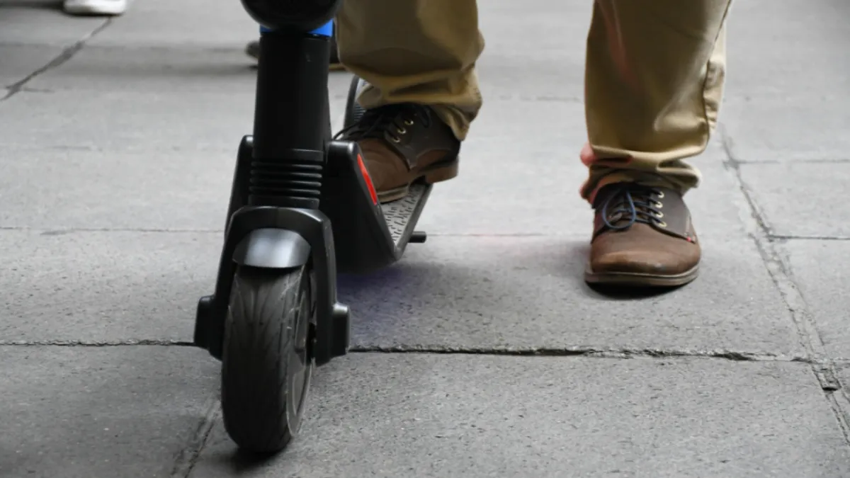 El acuerdo indica que la responsabilidad por incidentes viales que involucren el uso de los patines eléctricos será exclusiva del usuario.