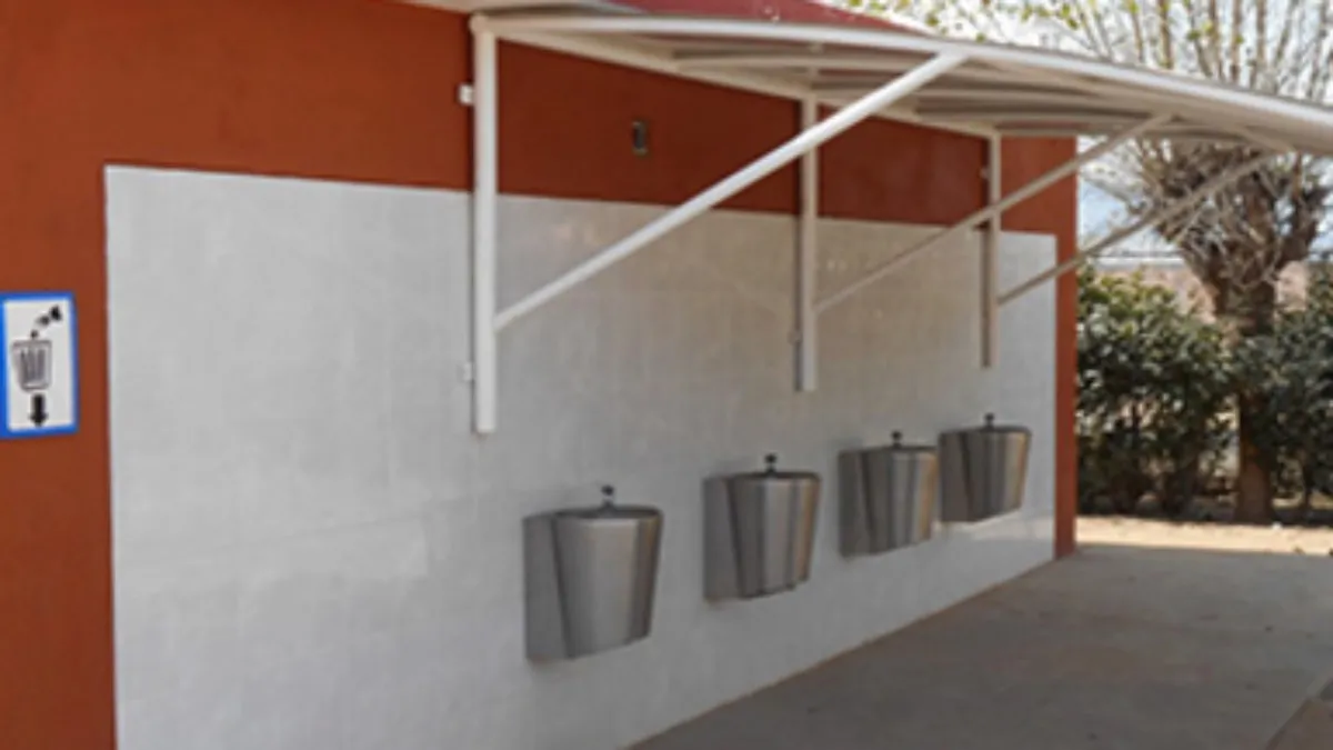Sólo se permitirá ofrecer agua para consumo humano, de preferencia sin saborizante.