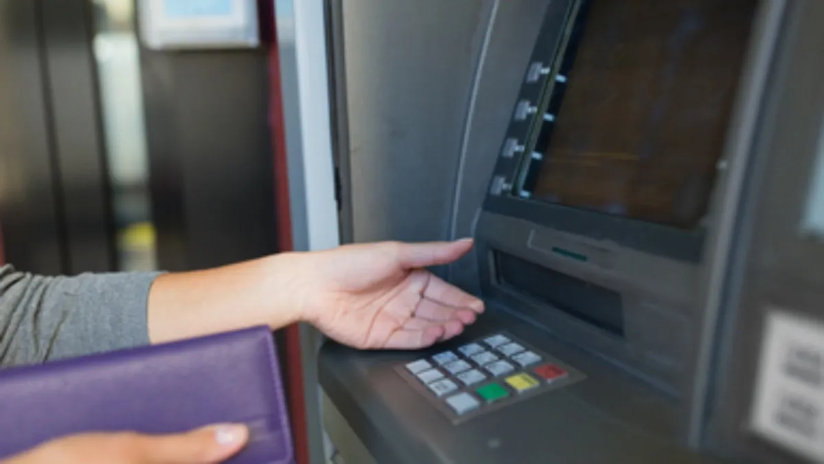 Debido a que hay términos y condiciones que los bancos establecen desde sus contratos.