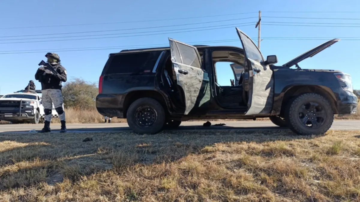 Camionetas con blindaje y estructuras para montar armas de grueso calibre fueron aseguradas en un taller.