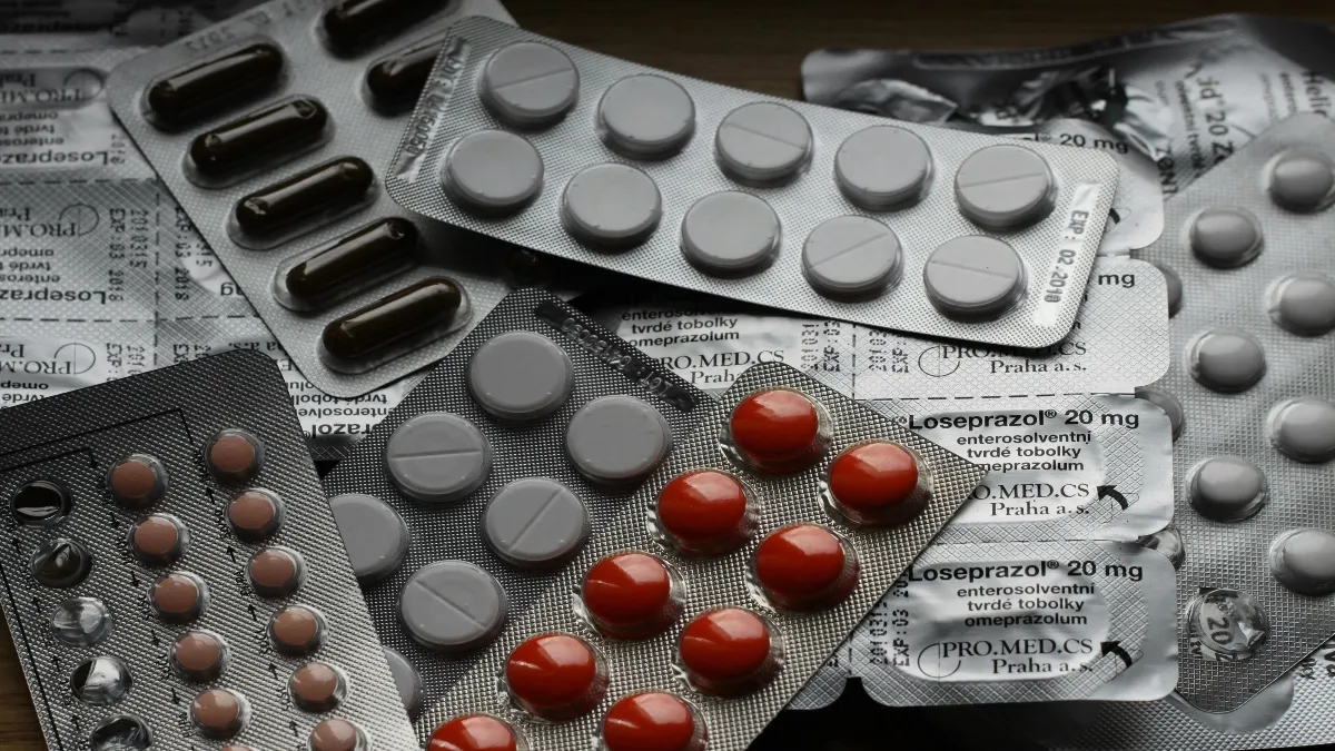 Con el objetivo de conocer las razones del desabasto de medicamentos y el presupuesto.