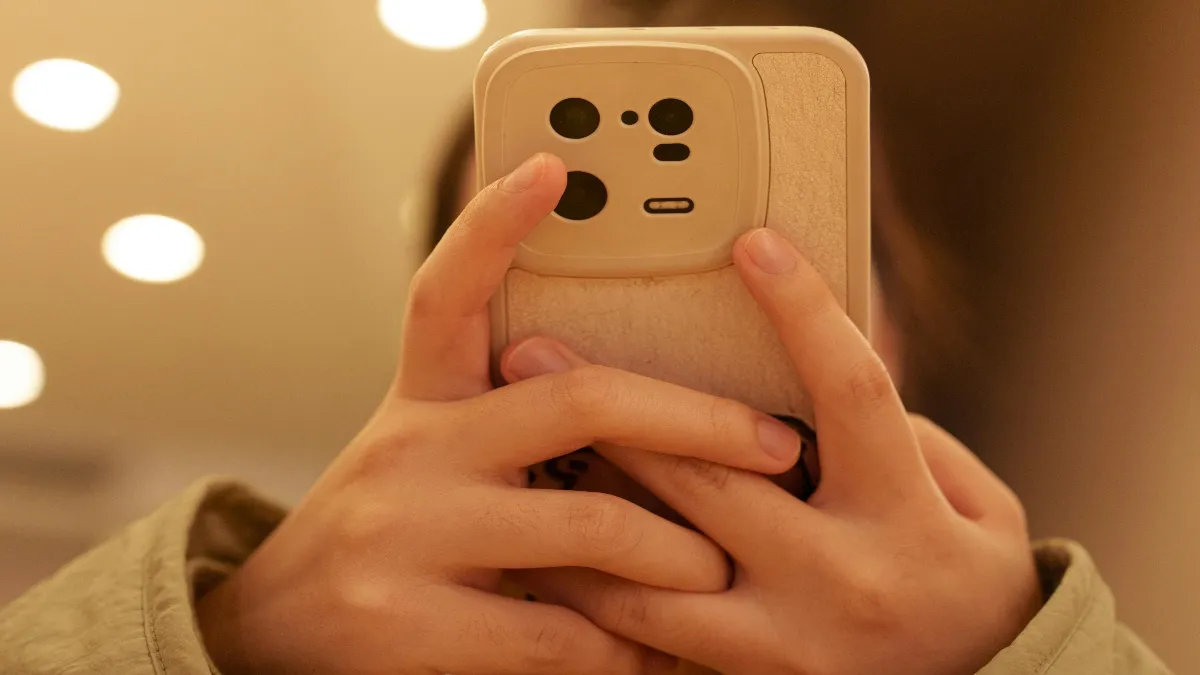 Consiste en tener celulares y relojes inteligentes apagados durante el horario escolar.
