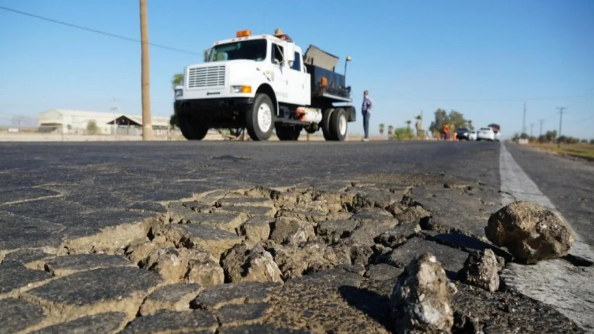 Considera que si hubieran contratado cuadrillas de trabajadores para reparar baches.