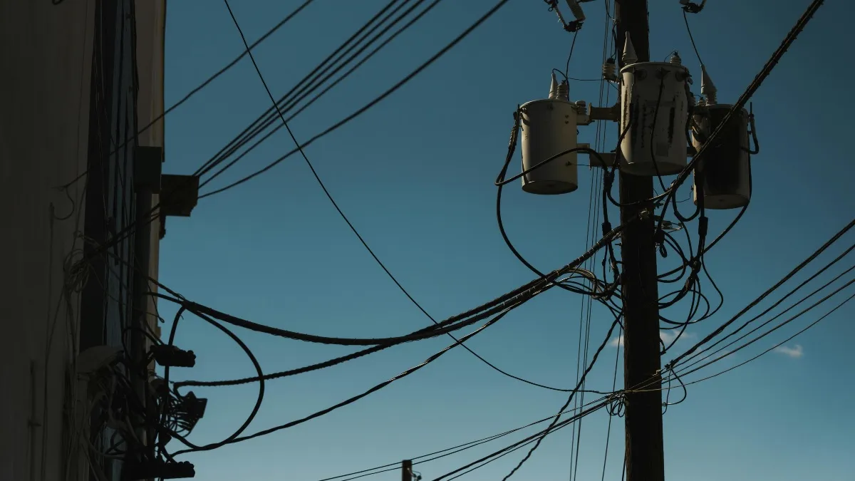 Las y los habitantes señalaron que los presuntos delincuentes han arrancado varios tramos del cableado.