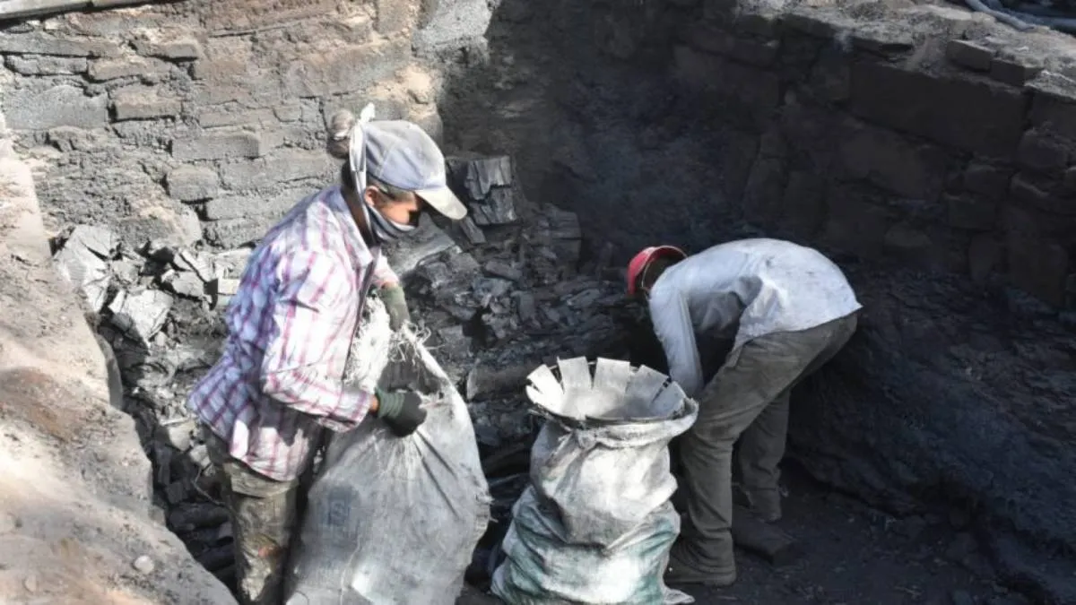 El carbón que se vende en las carbonerías locales proviene de la Sierra de Guanajuato.
