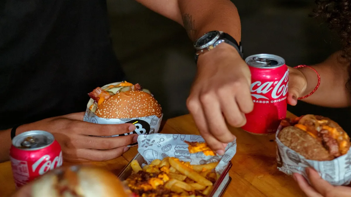 Más del 96 por ciento de las escuelas de educación básica en la Ciudad de México continúan vendiendo alimentos chatarra.