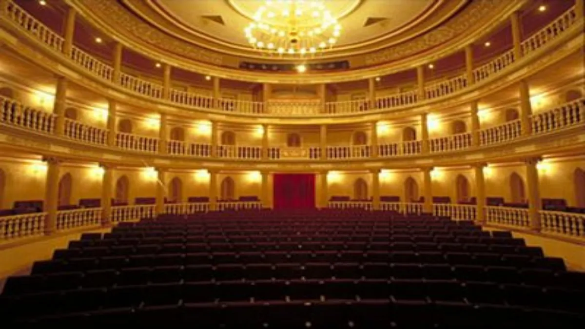 Entre los meses de octubre y noviembre, en él se presenta la Muestra Estatal de Teatro.