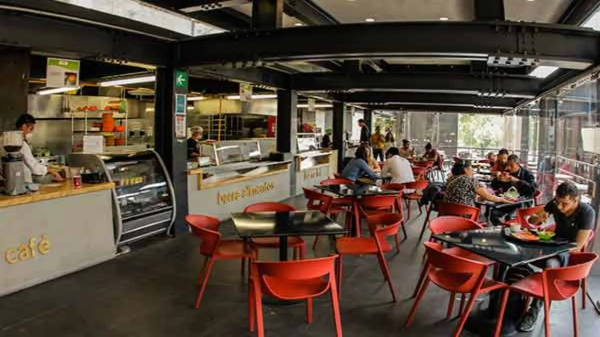 En otras cafeterías, donde además de café se venden chapatas, tortas, sincronizadas, pan, aguas, refrescos y dulces.