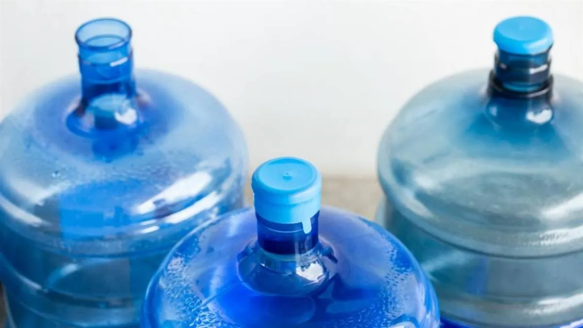 Los abarroteros han empezado a racionar la venta de garrafones de agua.