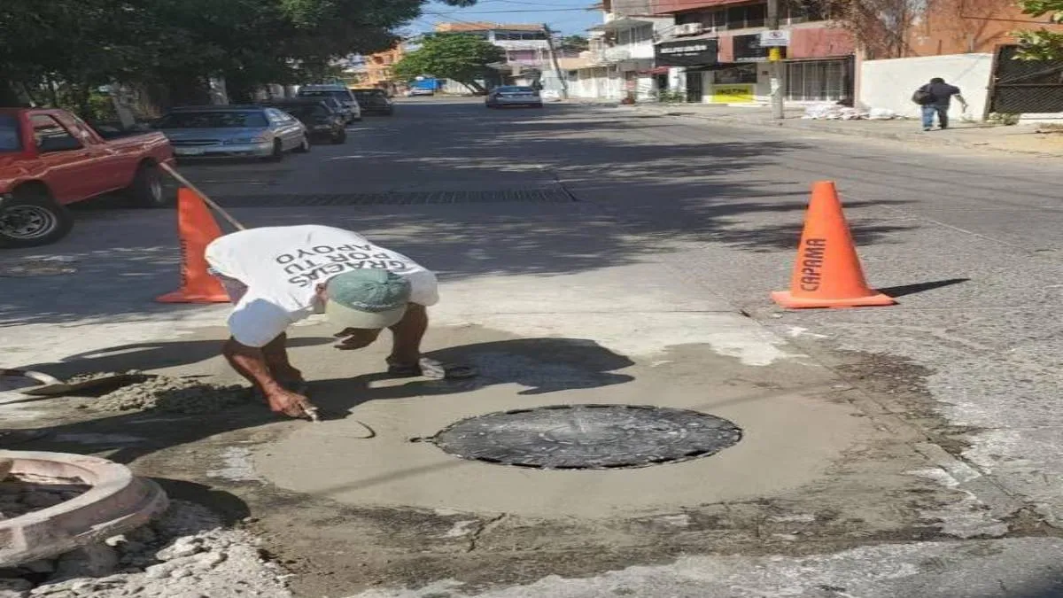 Dijo que la CAPAMA, ha cubierto el costo que representa reparar las tapas para evitar accidentes.