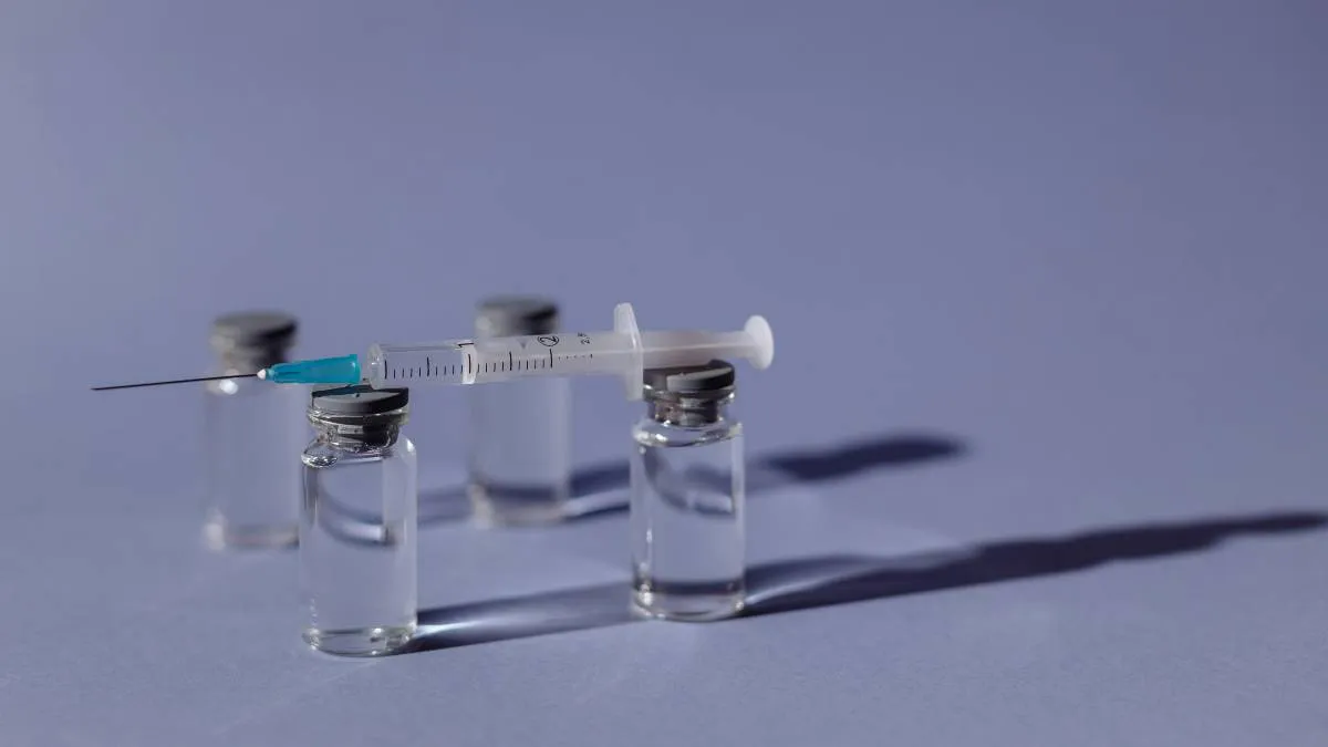 Entre ellas se incluyen vacunas contra la influenza, COVID-19, VPH, varicela, hepatitis A y B.