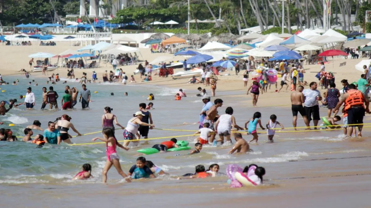 En las playas de Acapulco, los turista que aún permanecen en el puerto.