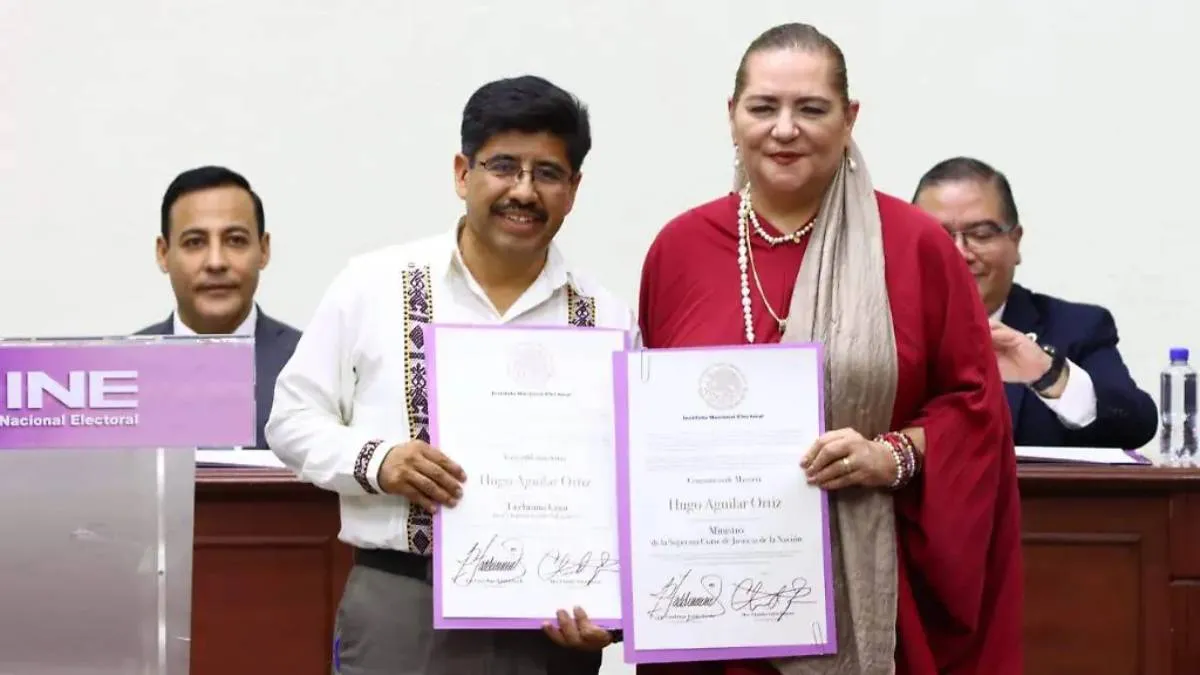 El indígena mixteco recibió este domingo la constancia que lo acredita como virtual presidente electo.