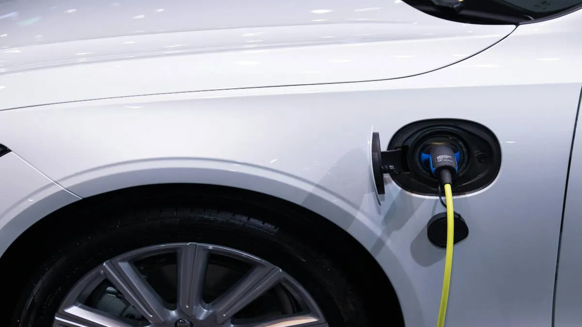 Este ahorro, indicó, ha contribuido al creciente interés de la población por adoptar vehículos eléctricos.