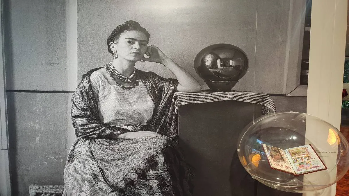 La exposición cuenta con 13 fotografías, comenzando con un retrato del fotógrafo.