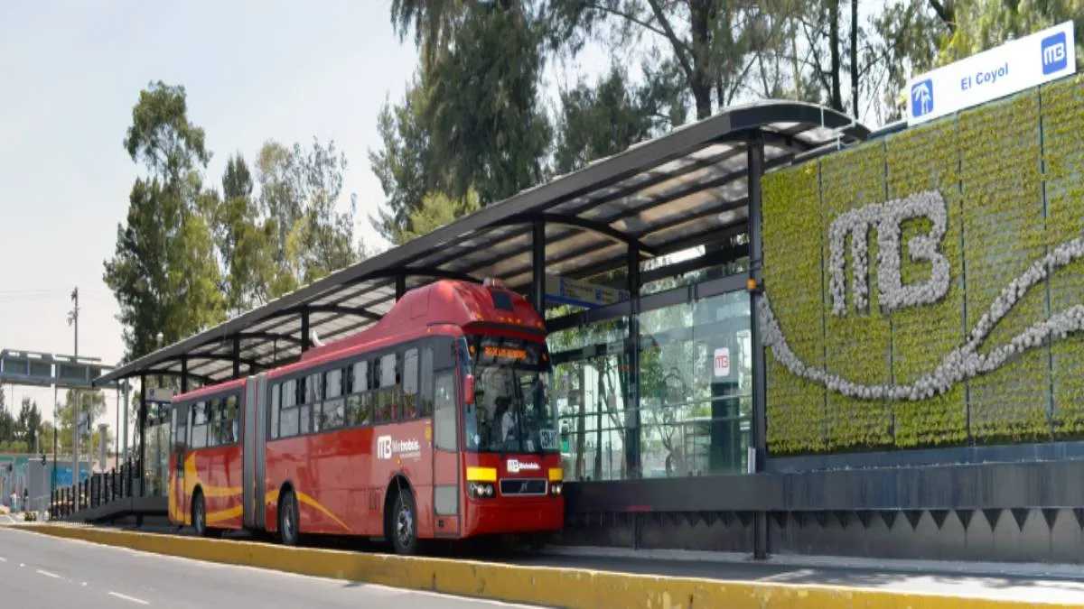 Los conductores enfrentaron dificultades para acercar el Metrobús a la estación Glorieta de Insurgentes.