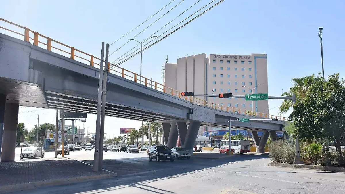 Una hacia el oriente del puente frente a un centro comercial y un hotel, y la otra en las inmediaciones de la Unidad Deportiva Torreón.