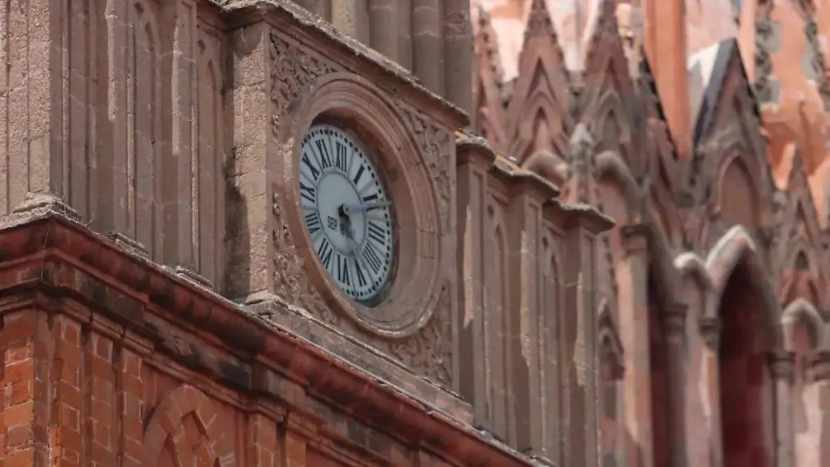 Desarmar y armar el reloj me toma un mes. Cada pieza debe volver a su lugar, cada engranaje debe sonar preciso.
