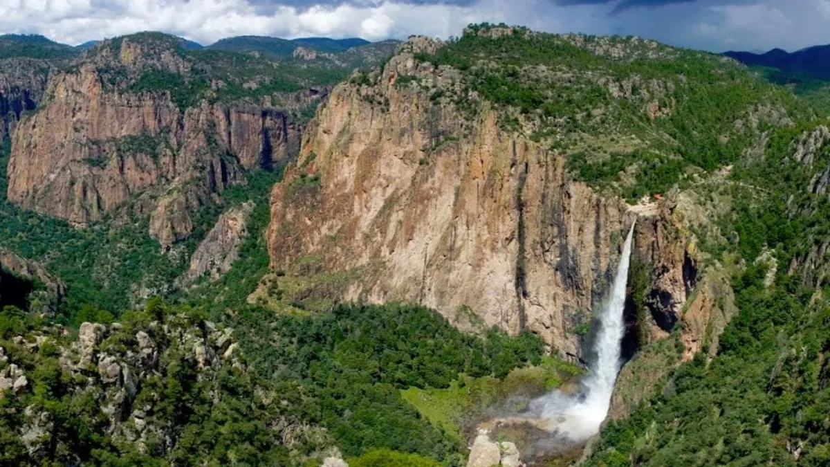 La extracción de agua del río que surte la Cascada Basaseachi para consumo humano.