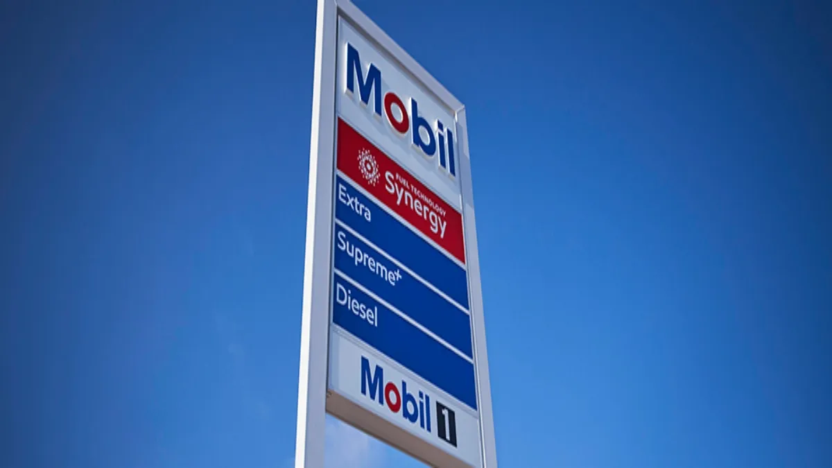 Revisando todas las bitácoras de las llegadas de combustible de las últimas semanas y meses a esta estación de servicio.