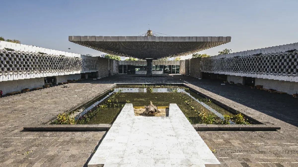 El encargado de recibir a los millones de personas que visitan el Museo Nacional de Antropología es el Monolito de Tláloc.