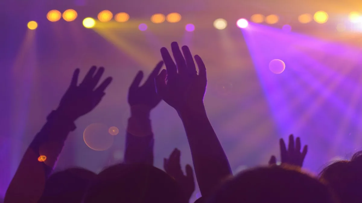 La medida difícilmente frenará el consumo de narcocorridos. La música viaja más rápido que cualquier decreto.