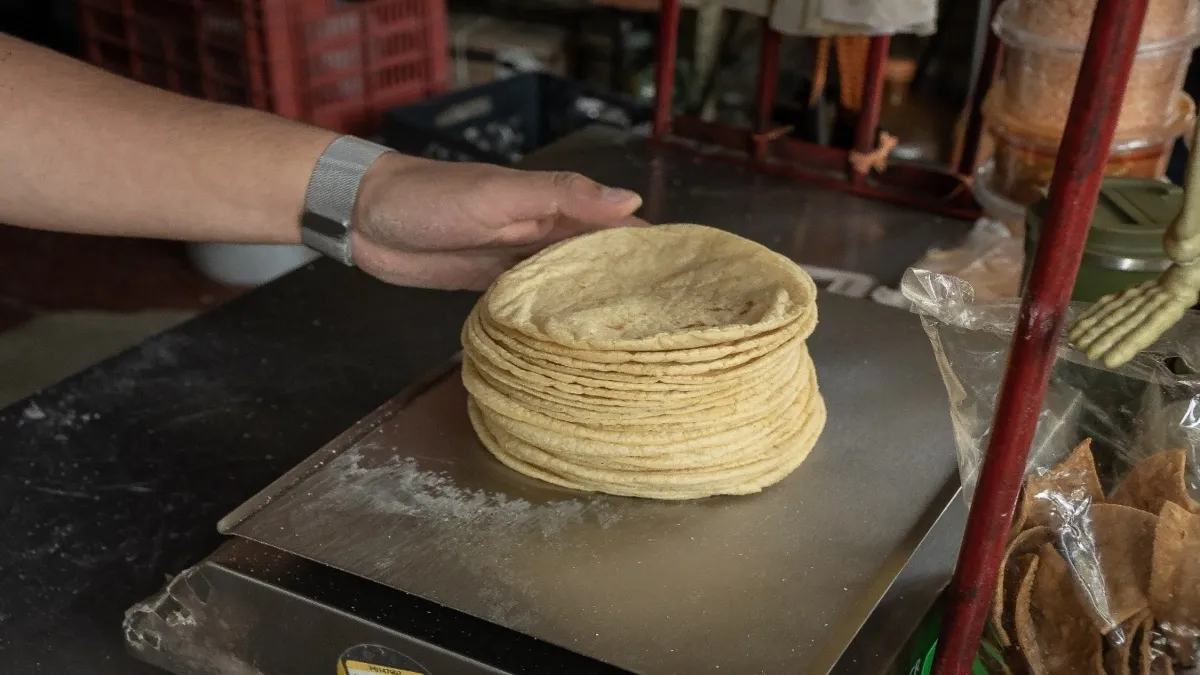 Es derivado de consumir comidas rápidas, industrializadas, muchas de las cosas ya no llevan tortilla.