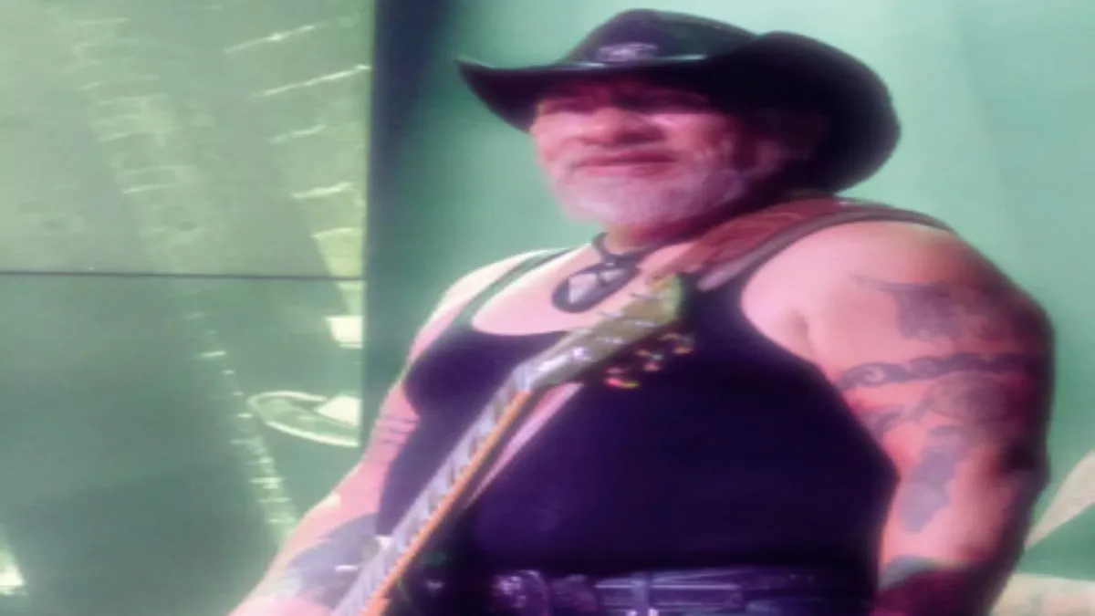 Antes de ofrecer una nueva presentación con su nueva banda, Trejo se encoge de hombros y dice.
