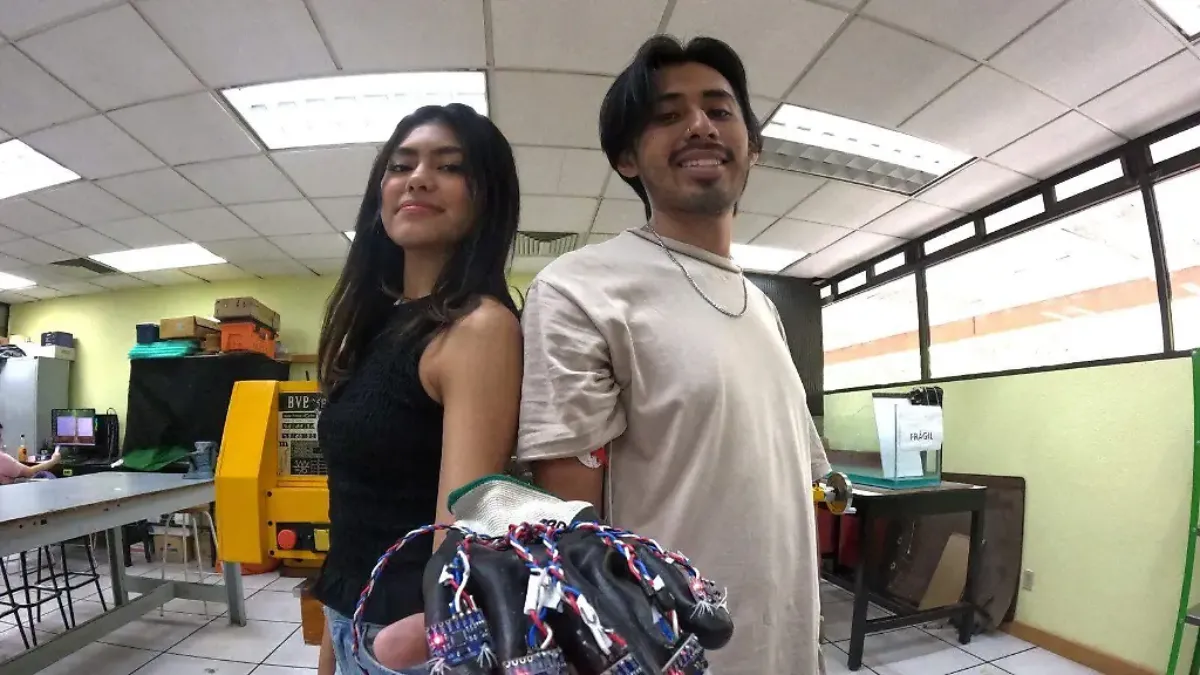 Estudiantes del Politécnico Nacional, crearon un reconocedor de gestos que utiliza sensores de posición.