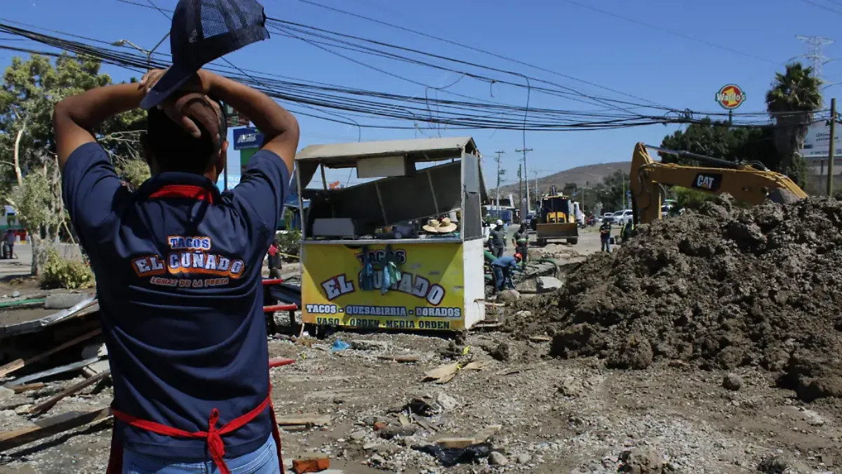 La explosión no dejó personas lesionadas, pero cinco vehículos sufrieron daños.