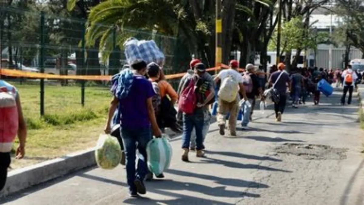 El Salvador también alberga migrantes en una notoria mega prisión.