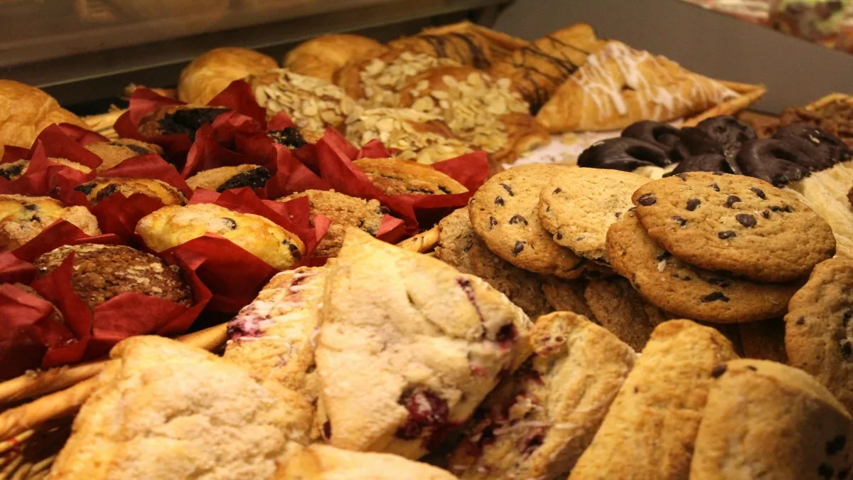 Conservar prácticas tradicionales como la elaboración de pan de muerto.