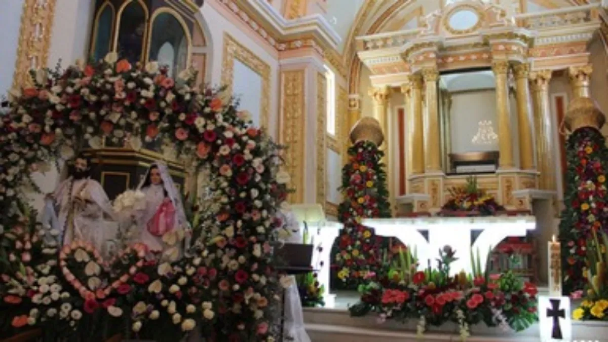 Principalmente en varias comunidades como la mía en Oaxaca, se celebra por lo regular todo el tiempo a los santos.