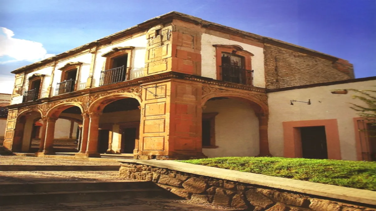 Visitantes redescubriendo los rincones históricos de Mineral de Pozos gracias al eco mediático de la serie.