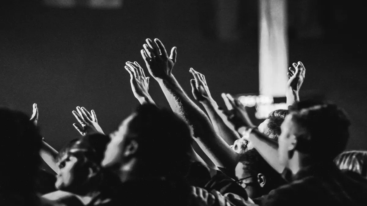 Establece que queda prohibido reproducir o interpretar música que glorifique la violencia o al crimen.