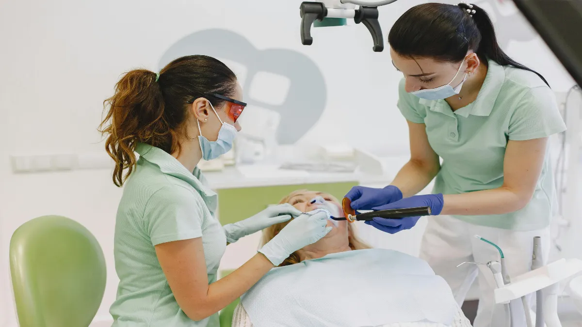 Supongamos una limpieza dental normalmente en Estados Unidos te va a salir alrededor de 400 a 450 dólares.